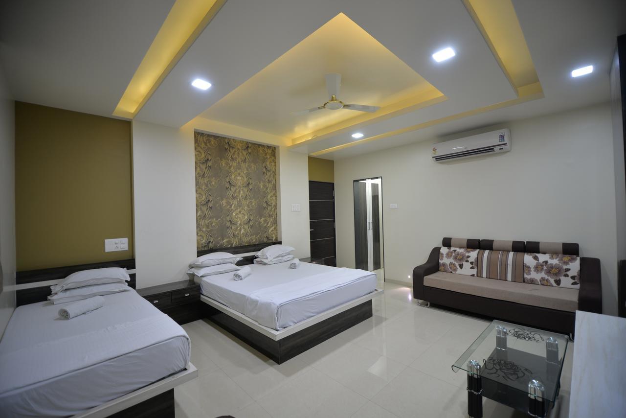 Hotel Radhe Krishna Solapur Buitenkant foto
