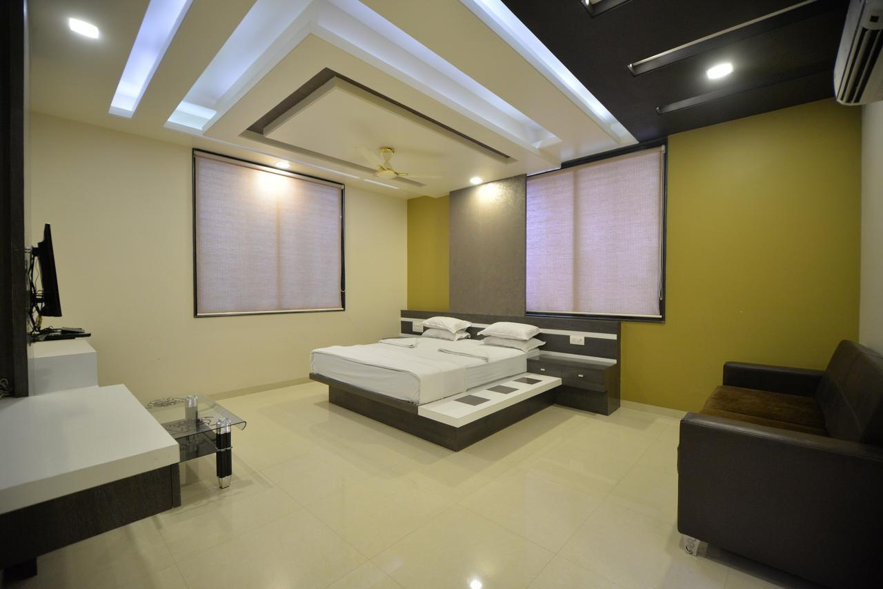 Hotel Radhe Krishna Solapur Buitenkant foto