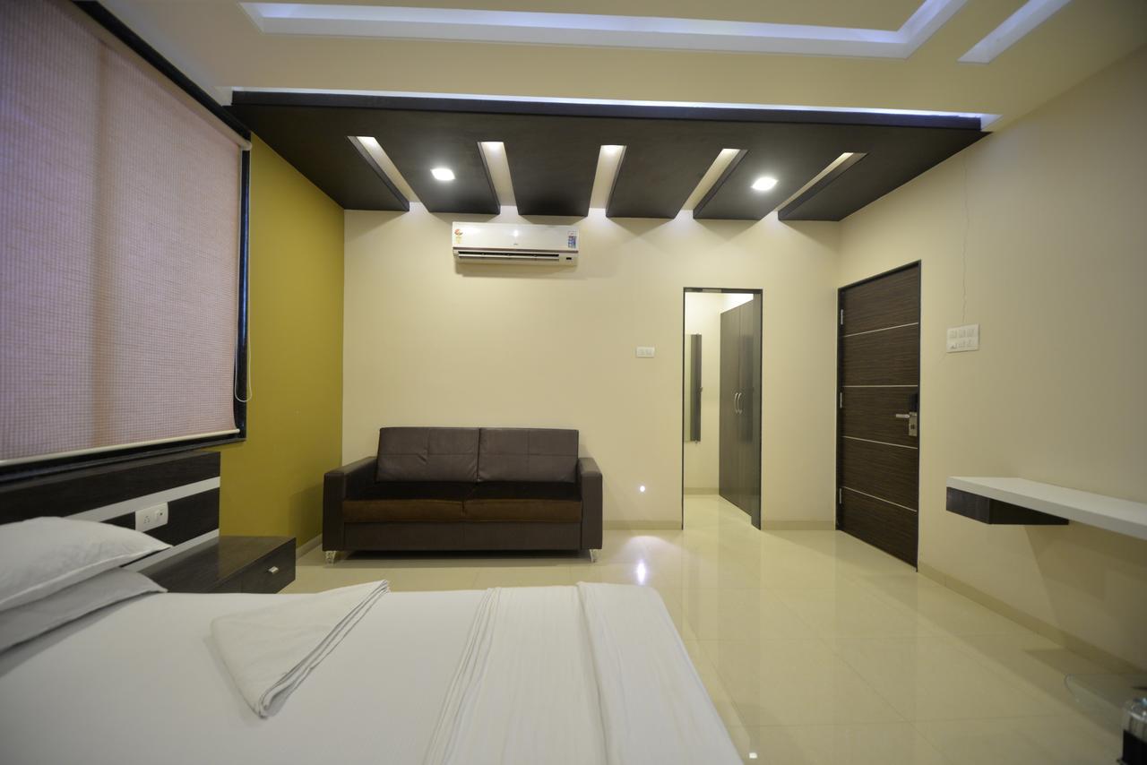Hotel Radhe Krishna Solapur Buitenkant foto