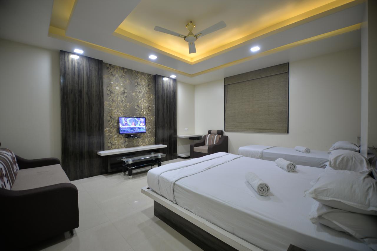 Hotel Radhe Krishna Solapur Buitenkant foto