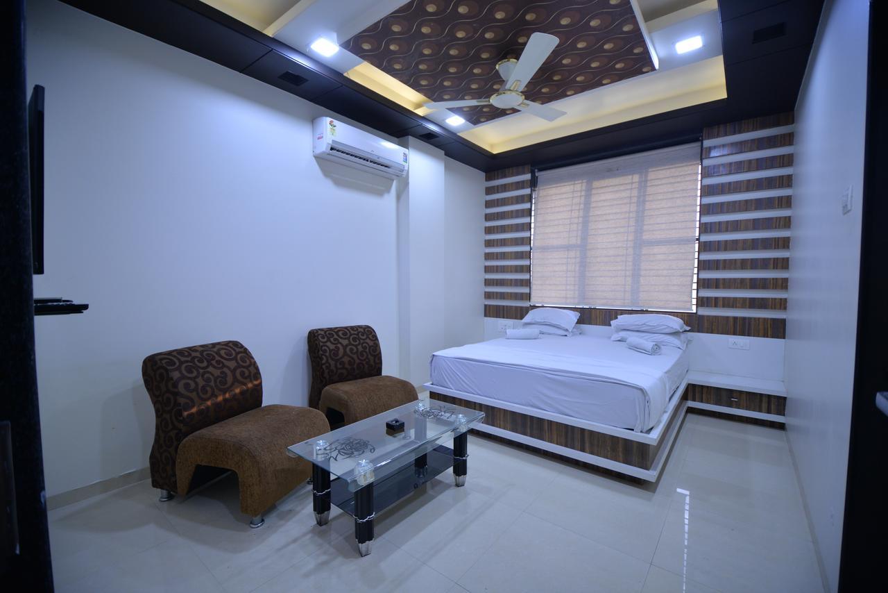 Hotel Radhe Krishna Solapur Buitenkant foto