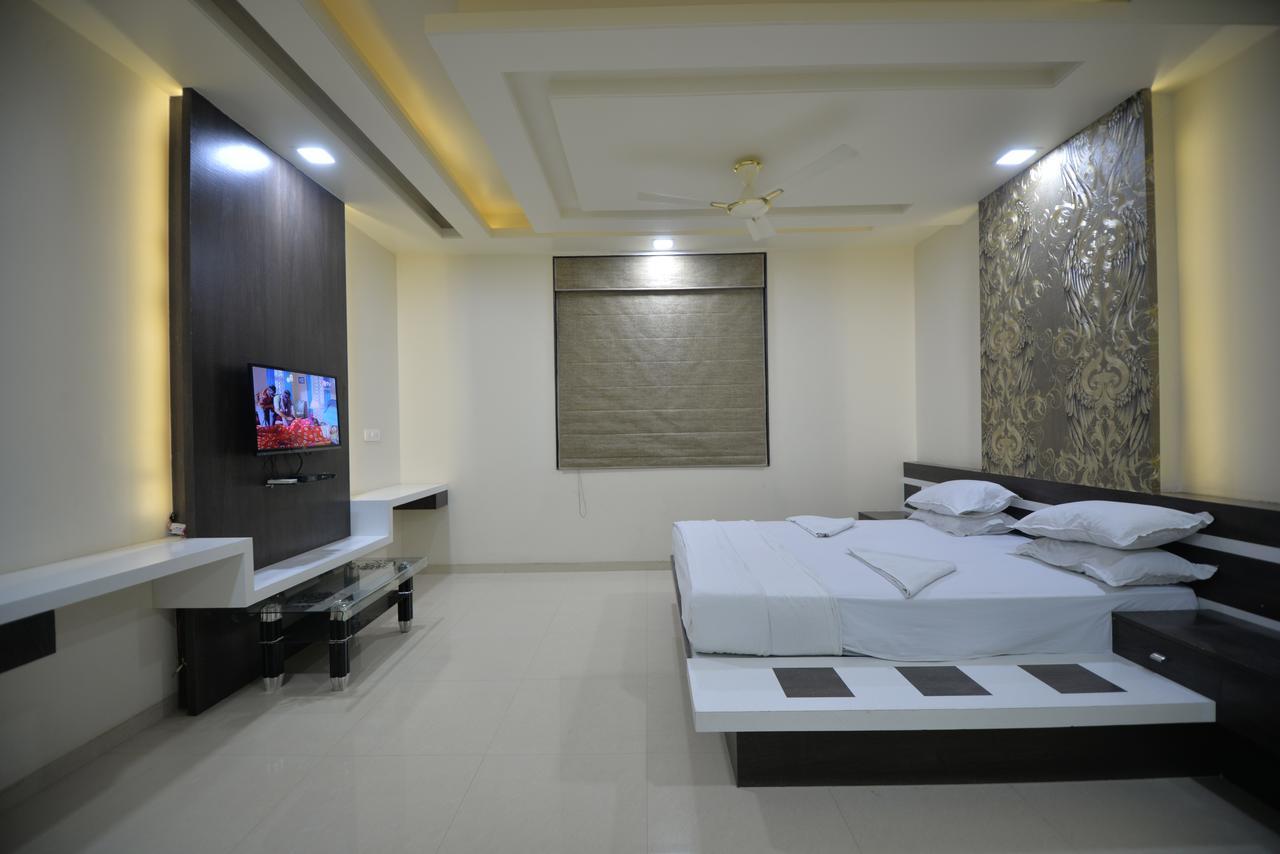 Hotel Radhe Krishna Solapur Buitenkant foto