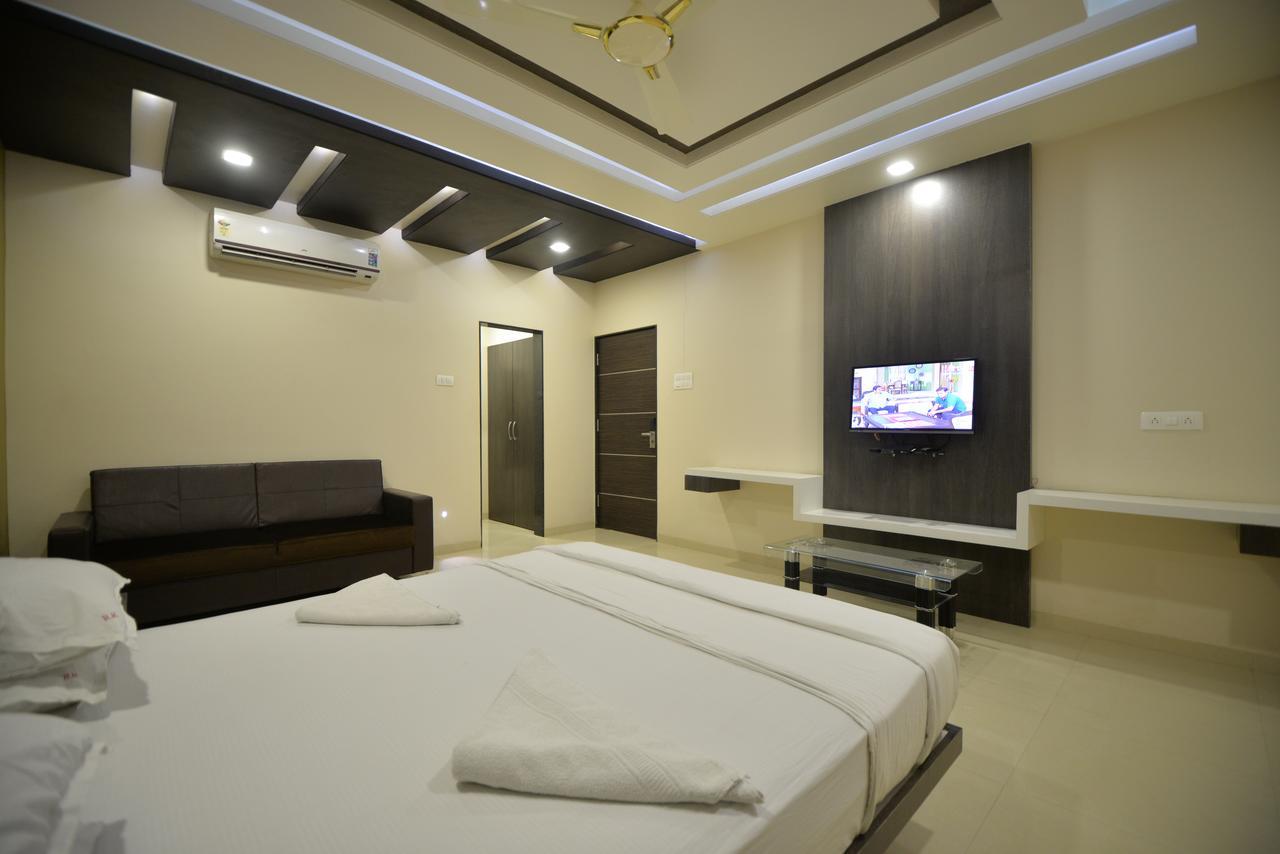 Hotel Radhe Krishna Solapur Buitenkant foto