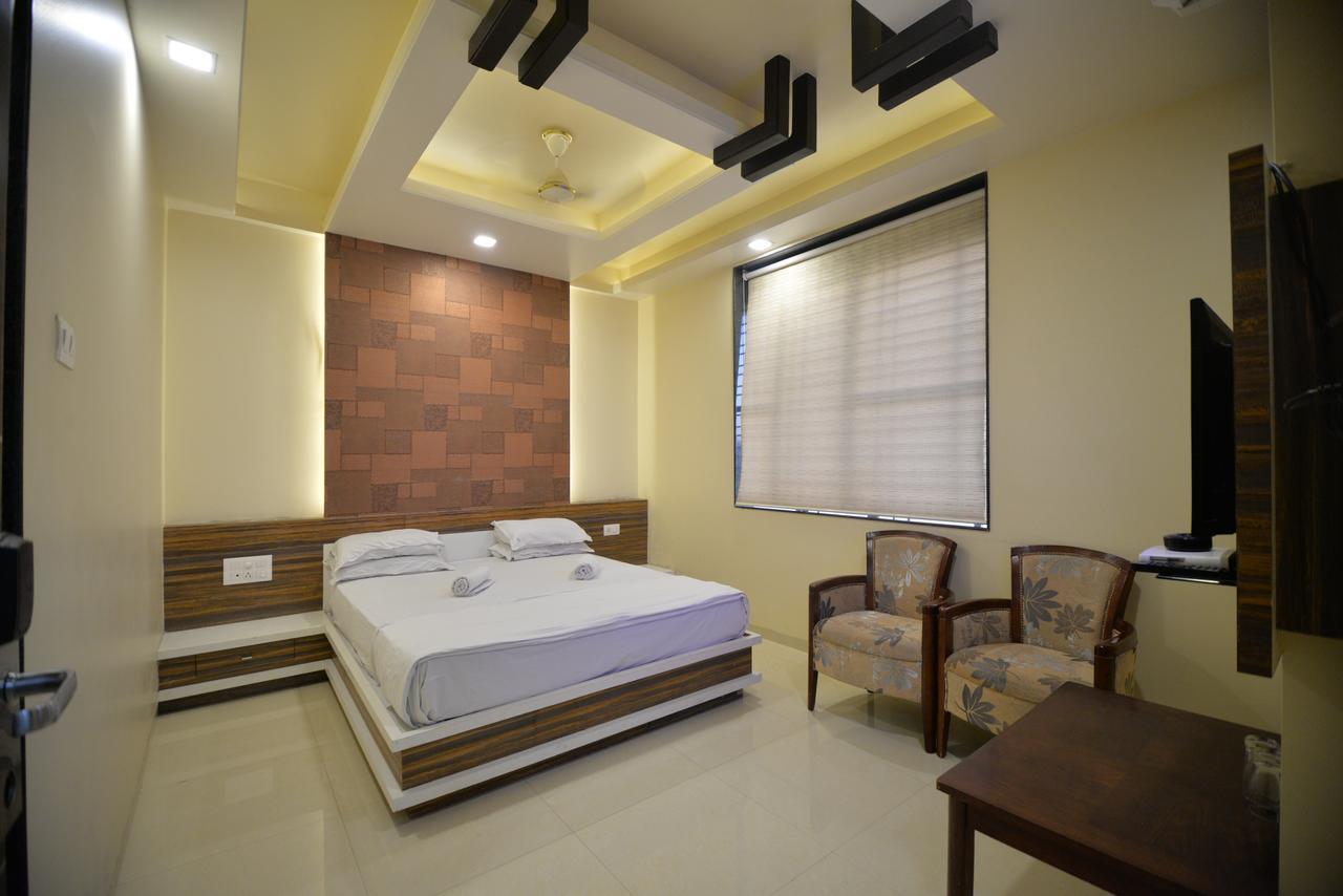 Hotel Radhe Krishna Solapur Buitenkant foto
