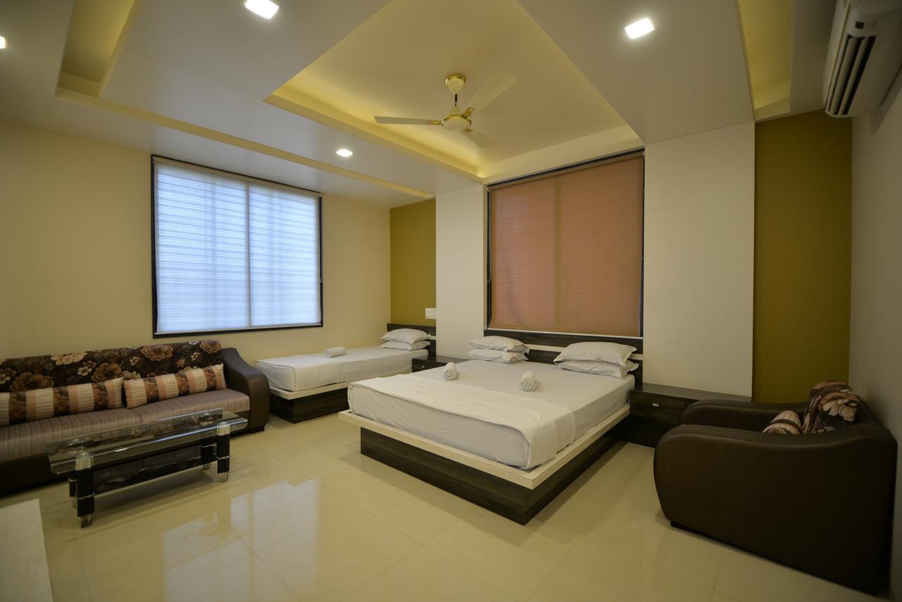 Hotel Radhe Krishna Solapur Buitenkant foto